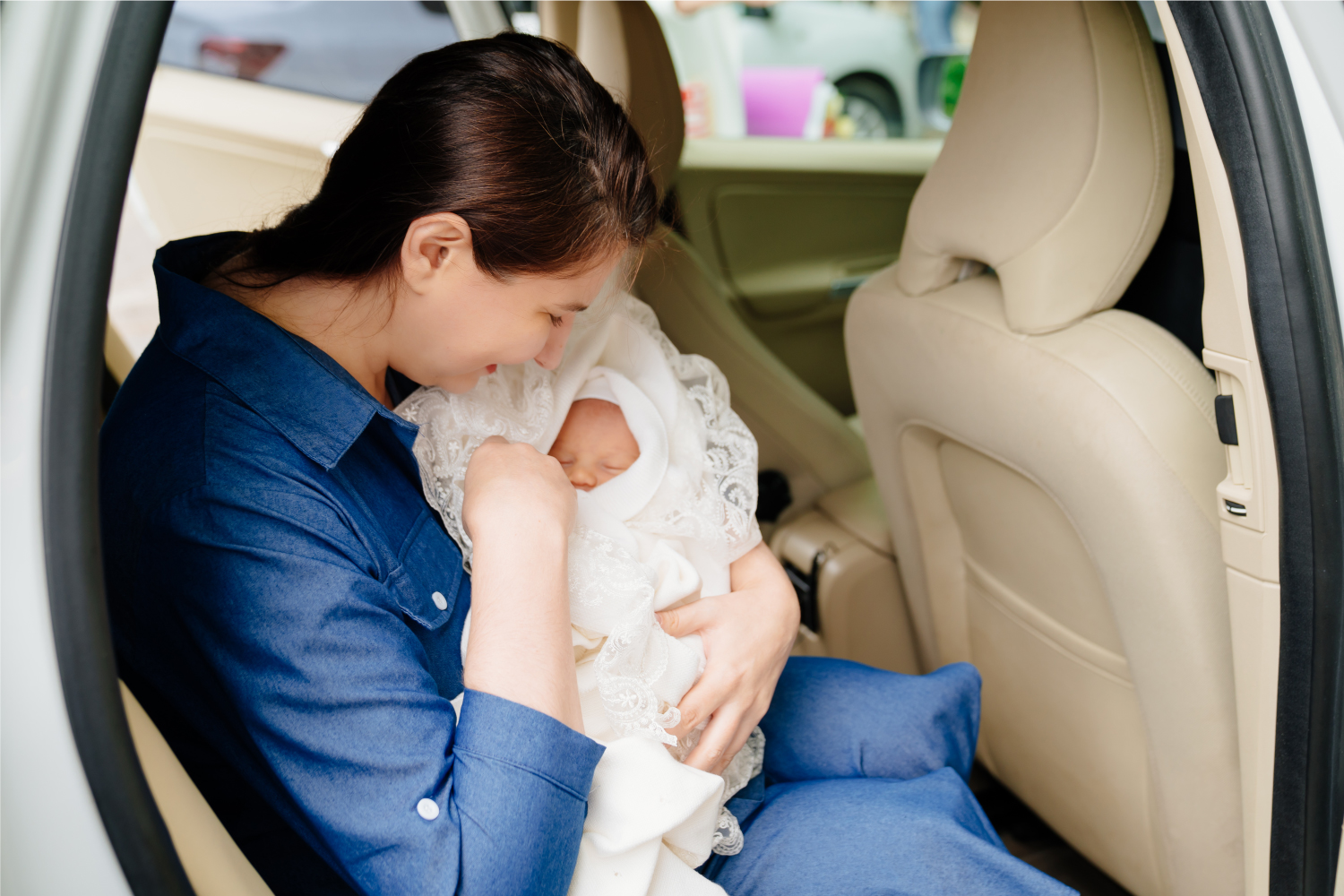 Mamma e neonato in auto per il rientro a casa