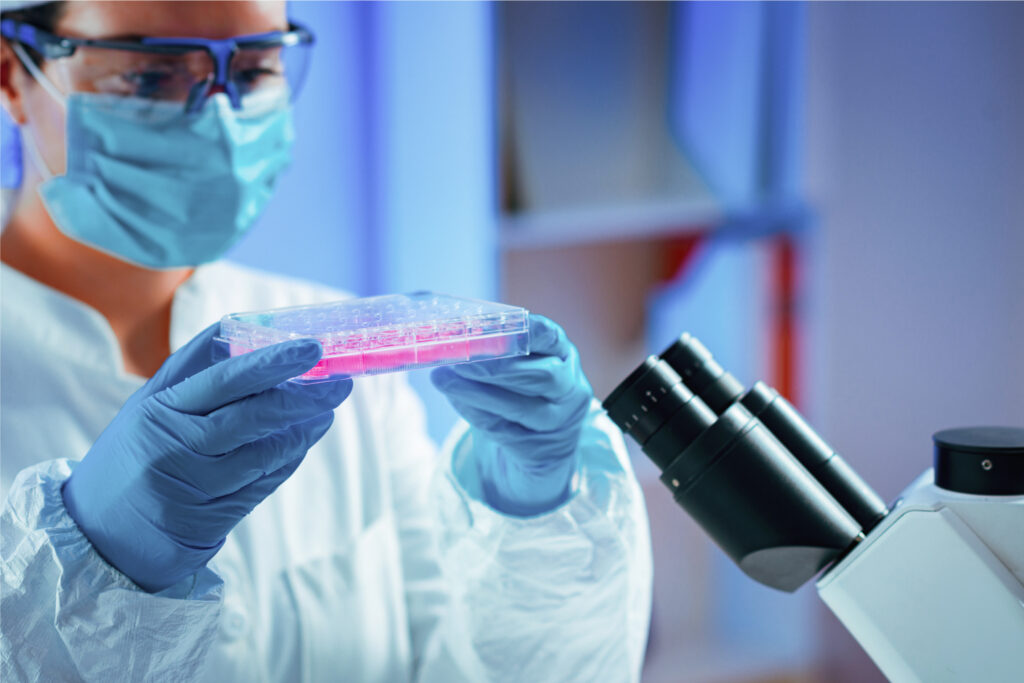 Dottoressa che lavora in laboratorio come immagine rappresentativa per articolo su maculopatia degenerativa curata con cellule staminali cordonali
