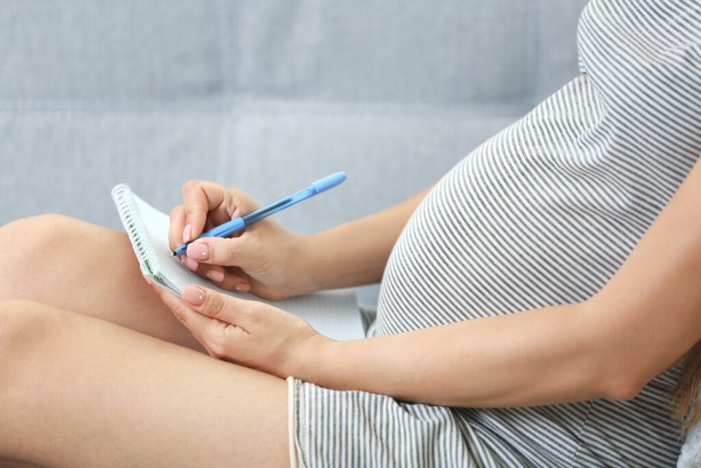 Immagine esempio di donna col pancione per articolo su tipi di parto naturale (o fisiologico)