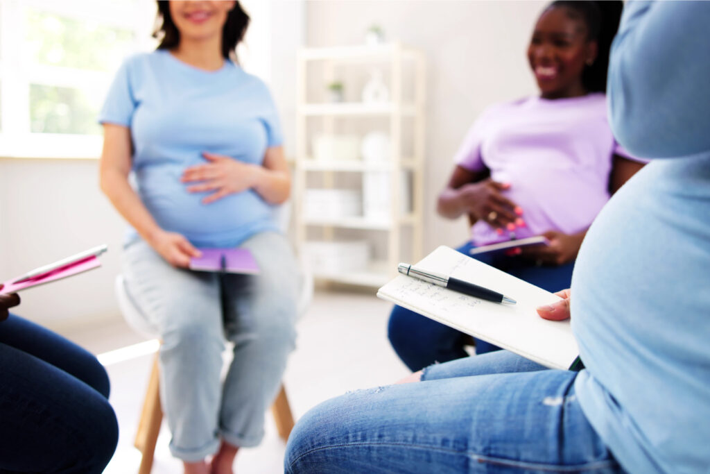 Immagine esempio per articolo con donne che prendono appunti durante corso di preparazione al parto