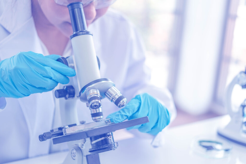 Immagine esempio con medico che utilizza microscopio per ricerca scientifica