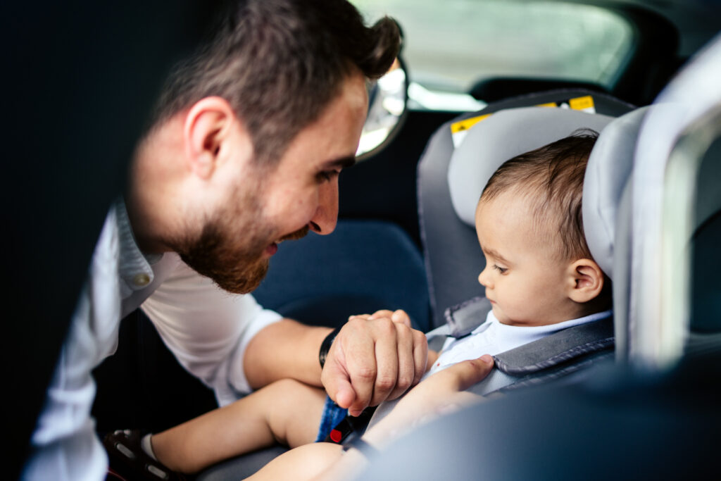 Immagine esempio con un papà e suo figlio per articolo Bimbi più sicuri in auto col dispositivo antiabbandono