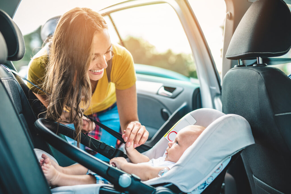 Immagine esempio con una mamma e il suo bambino per articolo Bimbi più sicuri in auto col dispositivo antiabbandono